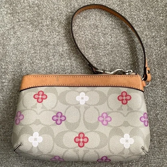 COACH Peyton Signature Clover Medium Wristlet. L - Picture 2 of 5